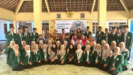PEMBUKAAN MAHASISWA KKN UIN SATU TULUNGAGUNG DI BALAI DESA POGALAN TAHUN 2026